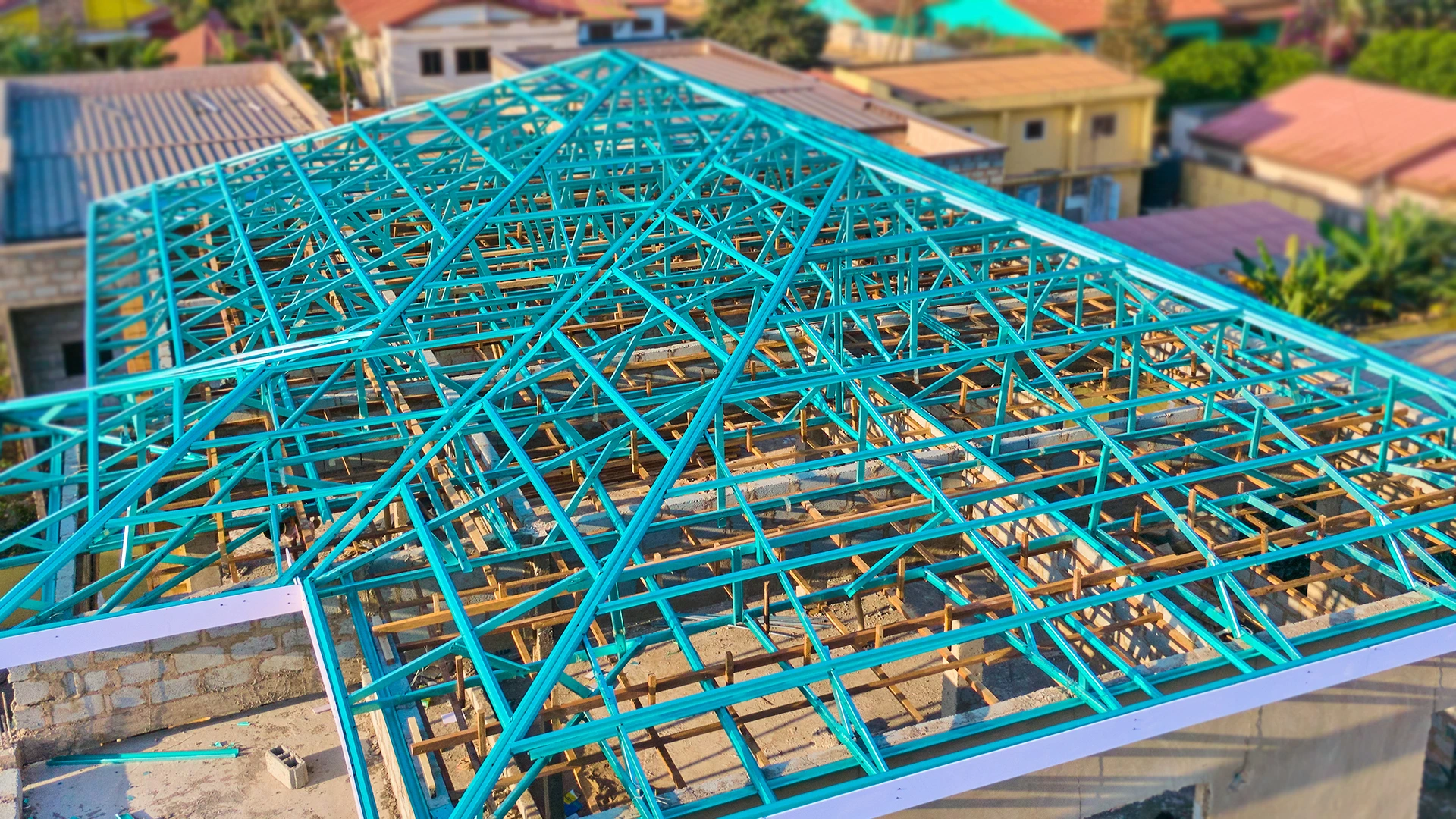 Customer discussing roofing and building material requirements